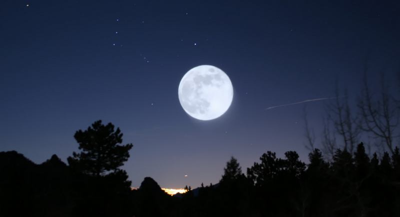 Луна в ночном пейзаже