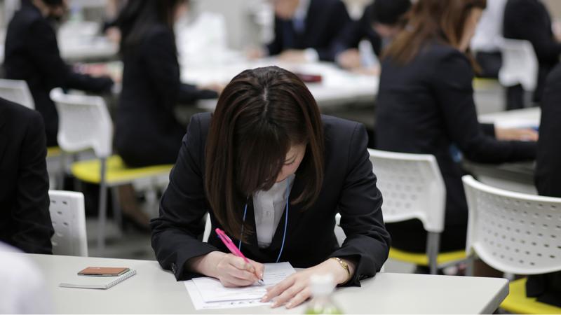 Японка без устали горбит спину на работе