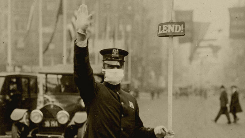 Полицейский-регулировщик движения в маске на улице Нью-Йорка, 1918 год